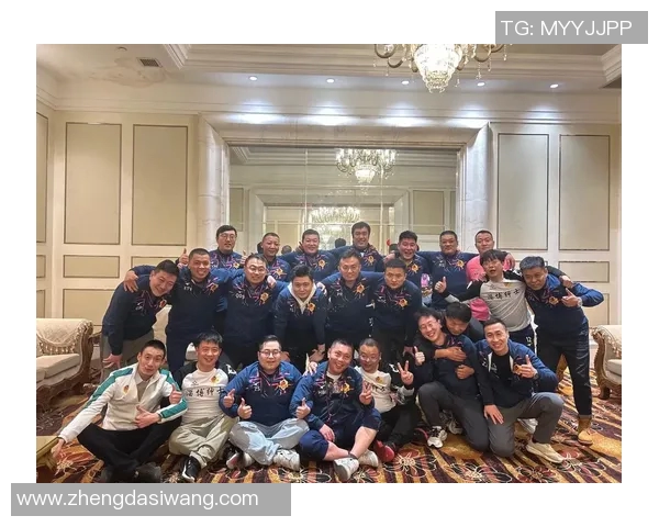 足球明星热情亲吻中国粉丝展现友谊与热爱引发现场狂欢气氛